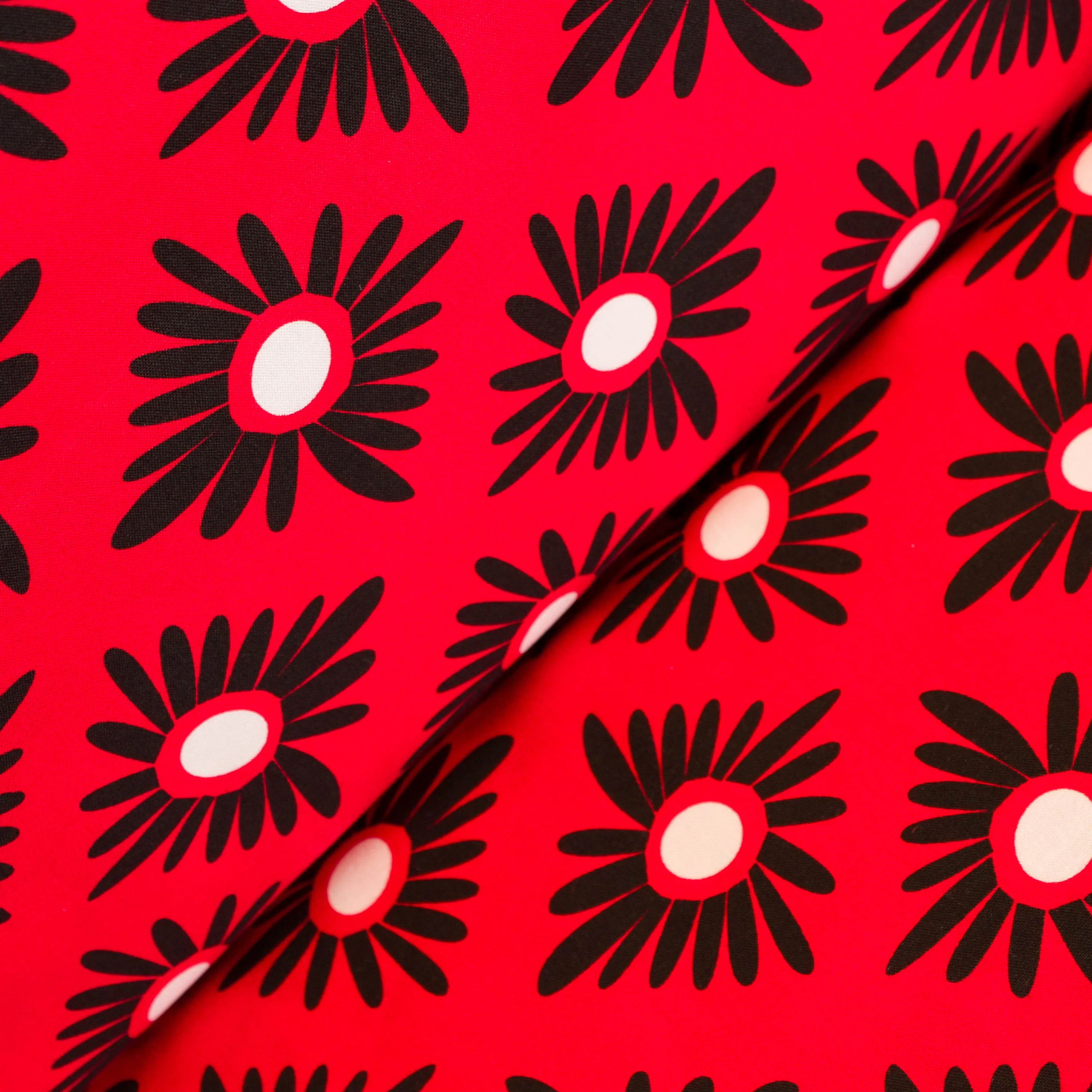 katoen rood met zwartwitte bloemen